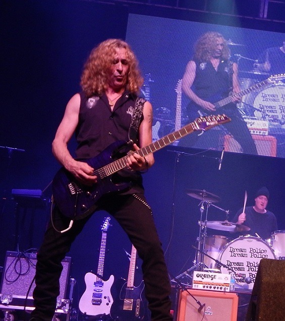Band photo 34